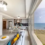 아파트 Mackenzie Beachfront Eftyhia *