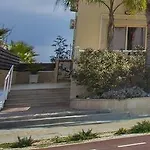 Mackenzie Beachfront Eftyhia 아파트