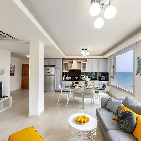 Mackenzie Beachfront Eftyhia 아파트 *