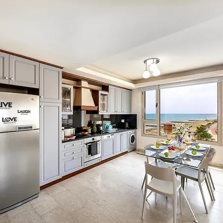 아파트 Mackenzie Beachfront Eftyhia 라르나카