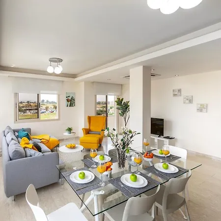 Mackenzie Beachfront Eftyhia Апартаменти Ларнака