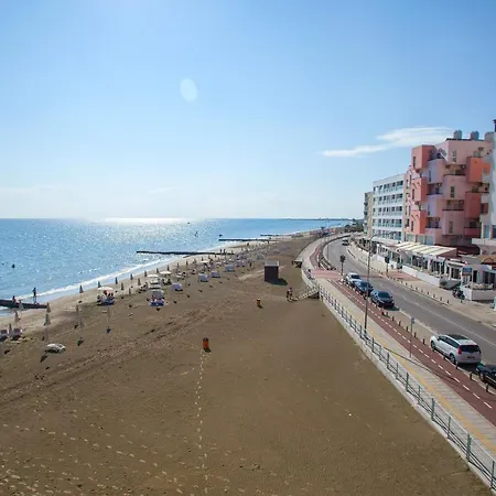 Mackenzie Beachfront Eftyhia 아파트 *