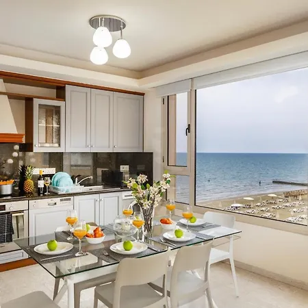 Mackenzie Beachfront Eftyhia Apartament