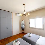 Mackenzie Beachfront Eftyhia Apartman *